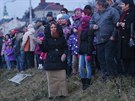 Behy Kobylího rybníku v Bruntálu lemovaly stovky lidí. (25. prosince 2013)