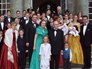 Otto Habsburg s manelkou Reginou (uprosted) obklopeni rodinou pi spoleném...