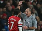 eský záloník Tomá Rosický z Arsenalu dostává ve lágru proti Chelsea lutou...