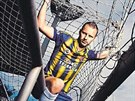 Michal Kadlec v dresu Fenerbahce pózoval na stadionu v Hraditi pro kalendá...