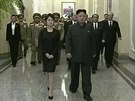 Na snímku poízeném z televizního záznamu kráí severokorejský vdce Kim...