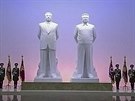 Na snímku poízeném z televizního záznamu jsou sochy severokorejských vdc Kim...