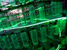 Kolem lahví se vine 50 metr zeleného neonového svtla z LED árovek.