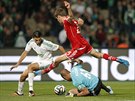 TYGÍ SKOK. Thomas Müller (v erveném) z Bayernu Mnichov se u dostával do...