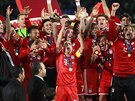 EUFORIE. Hrái Bayernu Mnichov oslavují vítzství v MS klub, trofej zvedá nad...