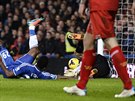 ZAKONENÍ V PÁDU. Útoník Chelsea Samuel Eto'o (v modrém) stílí gól do sít...