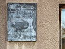 Palachova pamtní deska na fasád jeho rodného domu ve Vetatech.