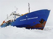 Rusk plavidlo je uvznno tlustou ledovou krustou asi 1 500 nmonch mil...