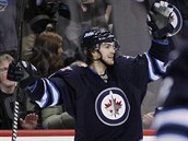 RADOST Z GLU. Michael Frolik z Winnipegu oslavuje trefu v zpase NHL proti...