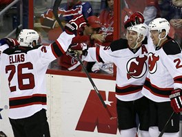 Hokejisté New Jersey slaví vítznou trefu na led Washingtonu. Zleva: Patrik...