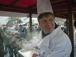Tomáš Hudeček poprvé rozdával polévku jako primátor. Už dříve se však dvakrát ...