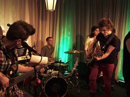 Moder�to�i ��ka p�i nat��en� v�no�n� p�sn� - zleva Kry�fof Mende (kl�vesy), Jan...