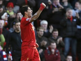 Útoník Liverpoolu Luis Suárez slaví svou trefu do sít Cardiffu.