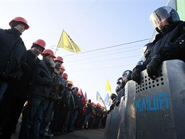Bezpenostní sloky hlídkují u sídla prezidenta Viktora Janukovye za hlavním...