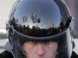 Proevroptí demonstranté na kyjevském Nezávislosti se odráí na helm policisty...