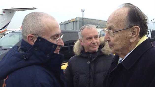 Bývalý německý ministr zahraničních věcí Hans-Dietrich Genscher vítá Michaila Chodorkovského na berlínském letišti Schonefeld (20. prosince 2013)