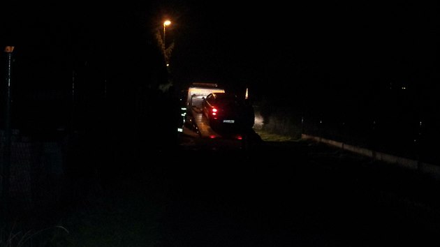 Odtahový vůz s autem, které policie zajistila u bydliště bývalého přítele poleptané dívky (20. prosince 2013)