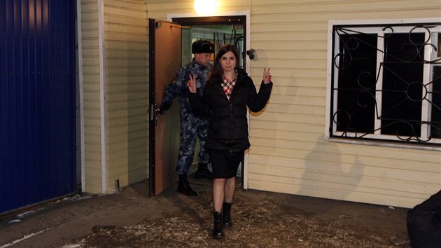 Nadda Tolokonnikovov po proputn z vznice v Krasnojarsku (23. prosince 2013)