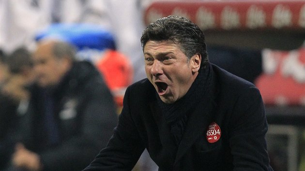 IMPULSIVN TRENR.  Walter Mazzarri se pi derby s AC Miln rozhodn nechoval jako klias.