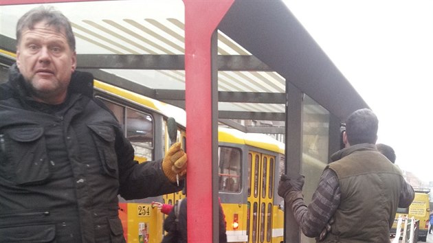 Opilý řidič najel do zastávky tramvaje na Klatovské třídě v Plzni. Ráno se zastávka opravovala (20. 12. 2013)