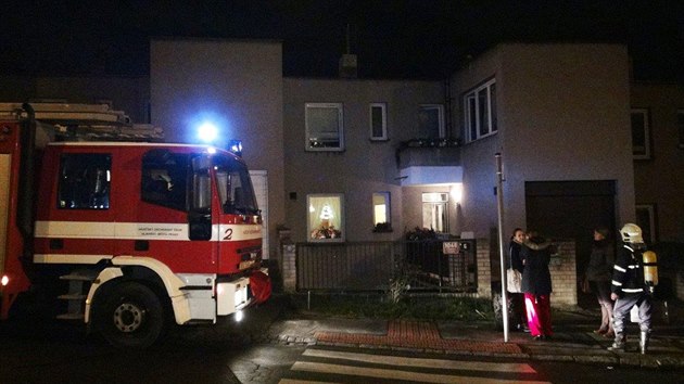 Rodina v pražských Střešovicích se přiotrávila plynem. Na místě zasahovali hasiči, policisté i záchranná služba (25. prosince 2013)