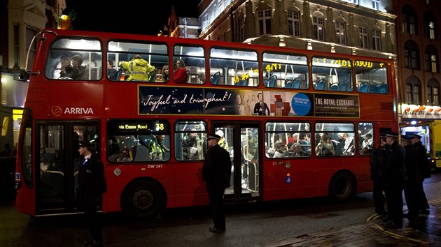 Nkter lidi po pdu sti stropu divadla Apollo zdravotnci oetili v londnskch dvoupatrovch autobusech (19. prosince 2013)