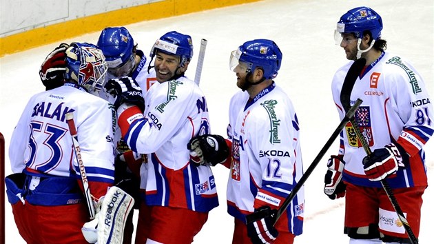 VTZSTV. et hokejist (zleva Alexander Salk, Petr slava, Petr Nedvd, Ji Novotn a Tom Vincour) se raduj z vhry nad Ruskem.