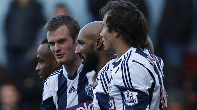 STELEC. tonk Nicolas Anelka (druh zprava) se v utkn proti West Hamu prosadil dvakrt, jeho West Bromwich Albion vak pouze remizoval.