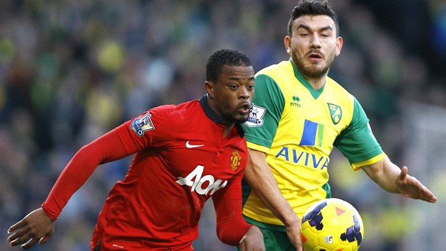 ZA MEM. Patrice Evra z Manchesteru United (vlevo) a Robert Snodgrass z Norwich City.