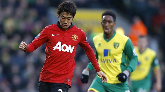 UTEU TI. indi Kagawa z Manchesteru United (vlevo) s mem ped Leroyem Ferem z Norwich City.