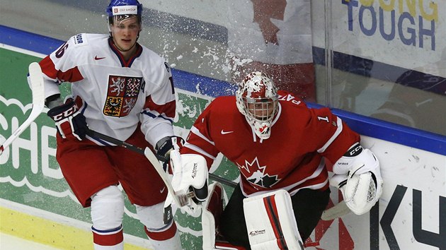 ZA BRNOU. Kanadsk glman Jake Paterson (vpravo) a esk reprezentant do 20 let Radek Faksa.