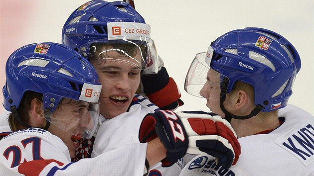 GÓLOVÁ RADOST. Čeští hokejoví reprezentanti do 20 let oslavují branku proti Kanadě. Trefil se Michal Plutnar (vlevo).