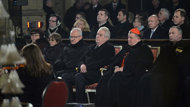 Prezident Milo Zeman a kardinl Dominik Duka se v katedrle svatho Vta zastnili tvrtho adventnho koncertu spojenho s charitativn sbrkou (22. prosince)