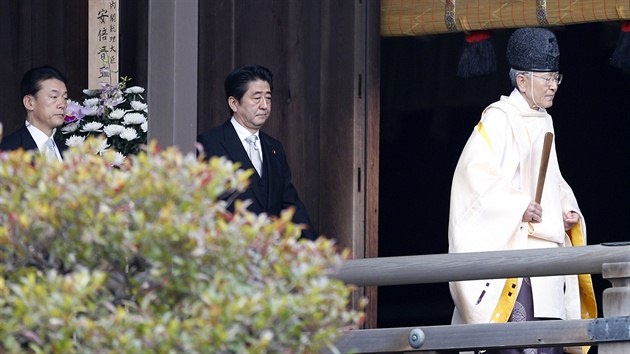 Japonsk premir inz Abe (druh zleva) navtvil kontroverzn tokijskou svatyni Jasukuni (26. prosince)