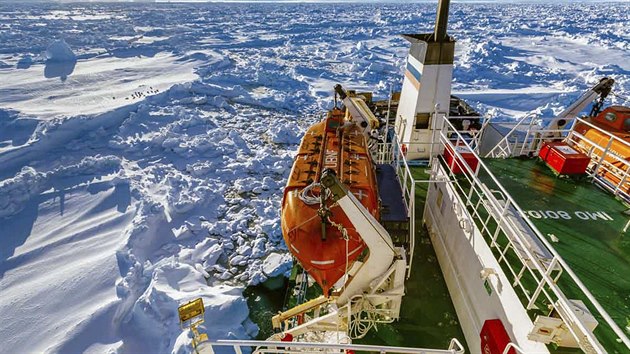 Do problémů se loď dostala minulé úterý, kdy vichřice natlačila ledové kry kolem plavidla, které od té doby není schopno pohybu.
