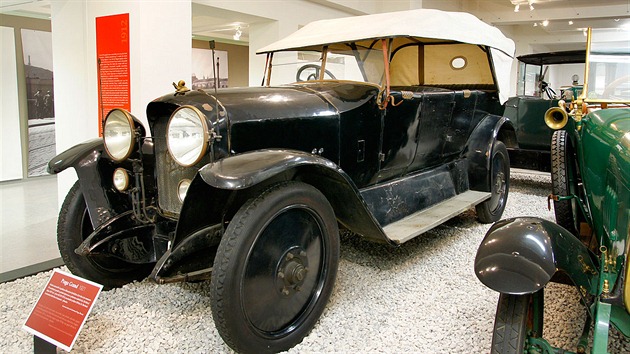 Praga Grand (1921) s kapalinou chlazeným čtyřdobým čtyřválcovým motorem SV umístěným podél za přední nápravou a s pohonem zadních kol. Zdvihový objem 3 817cm3, výkon 40,5 kW, maximální rychlost 100 km/h. Otevřená šestimístná třídvířková karoserie-phaeton. Vůz údajně patřil Kanceláři prezidenta T. G. Masaryka.