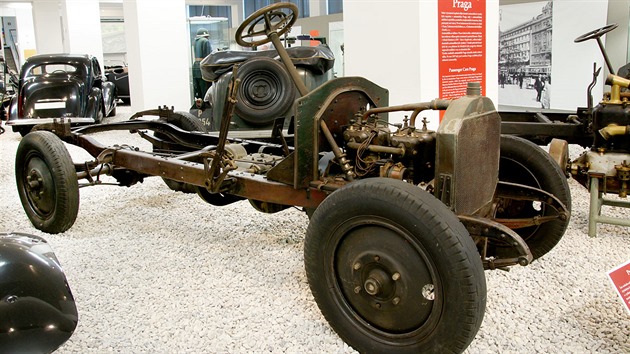 Praga IV (1910). Šasi osobního nebo lehkého užitkového automobilu s kapalinou chlazeným čtyřdobým čtyřválcovým motorem SV s pohonem zadních kol. Zdvihový objem 3 052 cm3, výkon 16,2 kW, maximální rychlost 55 km/h. Původní dřevěná špicová kola byla později nahrazena diskovými.