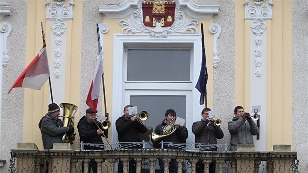 Havlkobrodsk trouben koled letos oslavilo 30 let. Z ve kostela se pesunulo na balkon radnice. (24. prosince 2013)