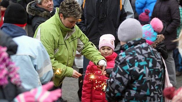 Z troubení se tak během let stala oblíbená společenská událost, lidé si na náměstí vzájemně přejí hezké svátky (24. prosince 2013)