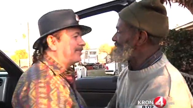 Známý multižánrový kytarista Carlos Santana při setkání s bývalým bubeníkem jeho kapely Marcusem Malcolmem, toho času bezdomovcem. Záběry přinesla KRON-TV (20. prosince 2013)