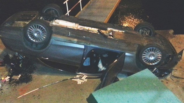 Z Hlvkova mostu v Praze spadl Mercedes, idii se nic nestalo (23. prosince 2013).