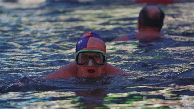 Stanislav Boháč a plavání v ledové vodě. To už k sobě téměř padesát let neodmyslitelně patří. (25. prosince 2013)