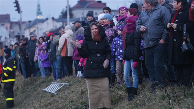 Behy Kobylho rybnku v Bruntlu lemovaly stovky lid. (25. prosince 2013)