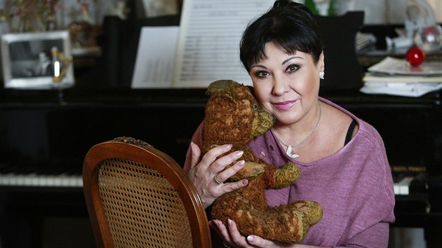 Dagmar Patrasová s nejstarším plyšovým medvídkem ze své sbírky.