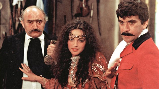 Vida Neuwirthov� - princezna Bosana z filmov� poh�dky T�i veter�ni spolu s Josefem Somrem (vlevo) a Petrem �epkem.