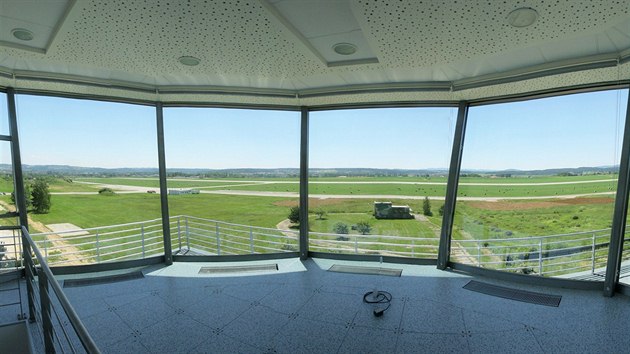 Z nově upravené místnosti řízení letového provozu, která prošla rekonstrukcí v roce 2010, je perfektní výhled na přistávací dráhu.