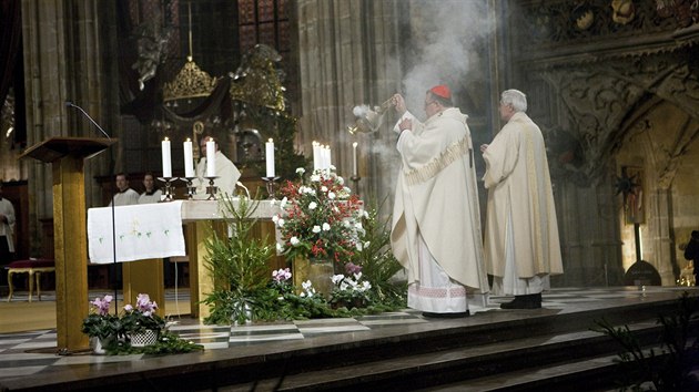 Součástí hudebně literárního pásma v pražské katedrále byl přednes vánočních textů. (24. prosince 2013)