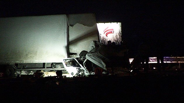 Na D5 se srazilo nákladní a osobní auto, nehoda zablokovala dopravu ve směru na Prahu. (28. prosince 2013)