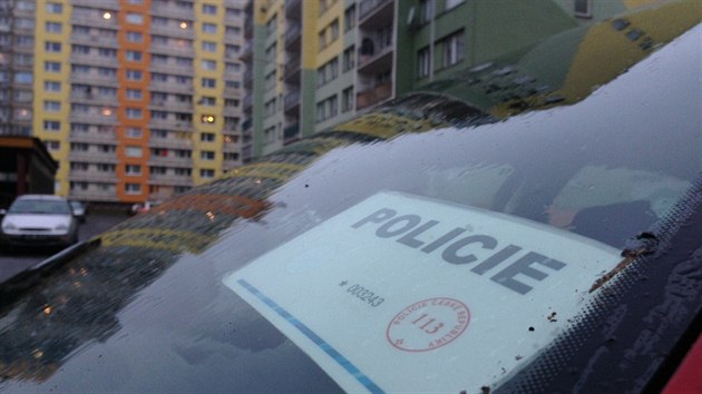 Policisté vyšetřují v kladenské Hřebečské ulici násilné úmrtí šestačtyřicetiletého muže.