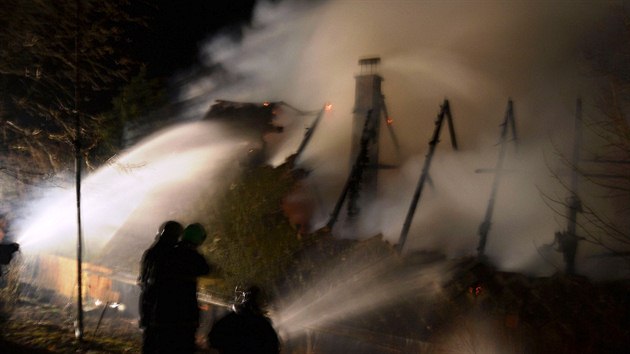 V podkroví rodinného domu v Klášterci nad Orlicí, našli hasiči po uhašení požáru ohořelé lidské tělo.